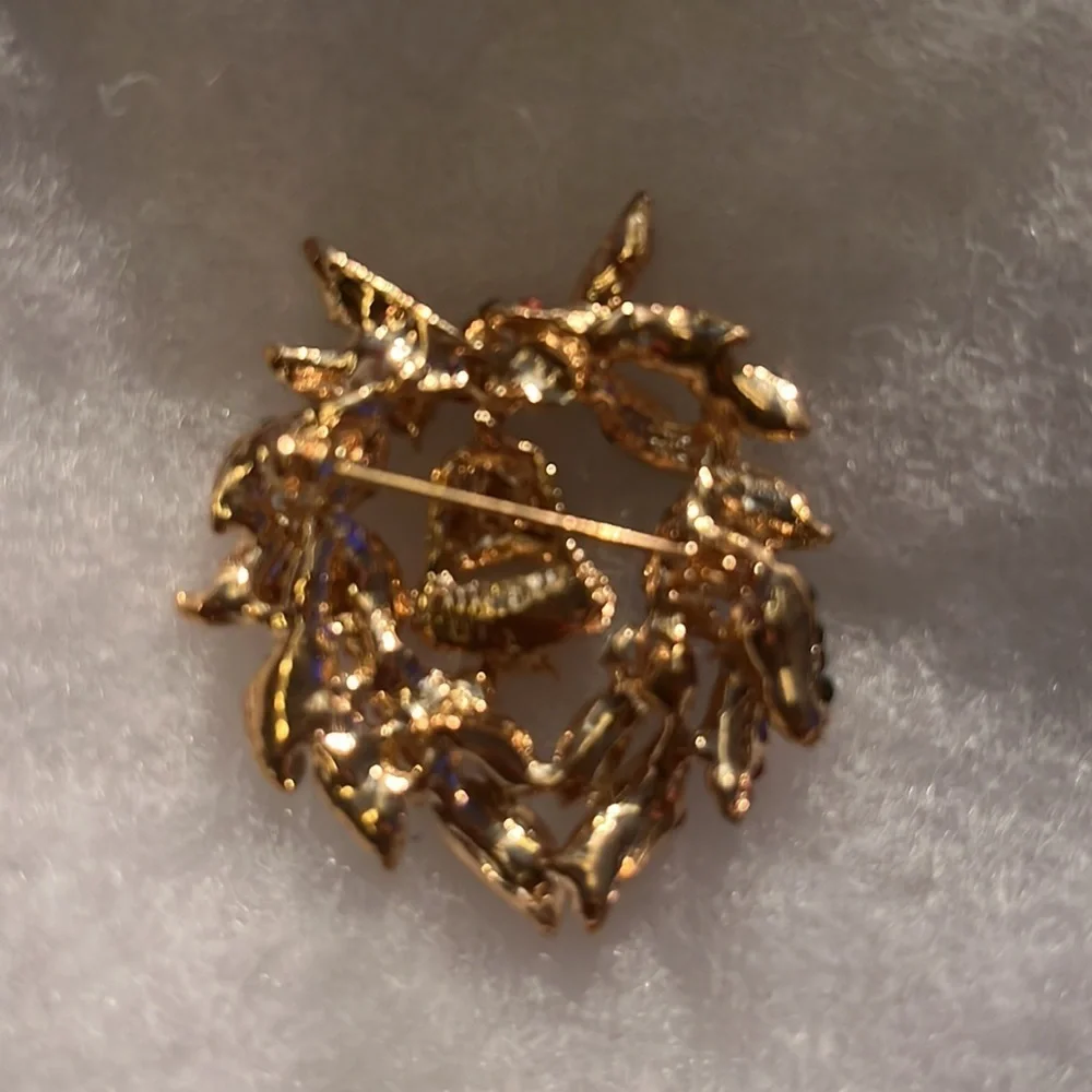🎄💫 Crystal Encrusted Holiday Wreath Brooch in Gold Tone Setting 🎄✨